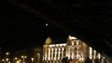 Yelken Tuna köprünün altında. Budapeşte. Macaristan.