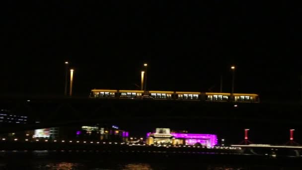 Tram voorbij de brug over de Donau. Budapest. — Stockvideo