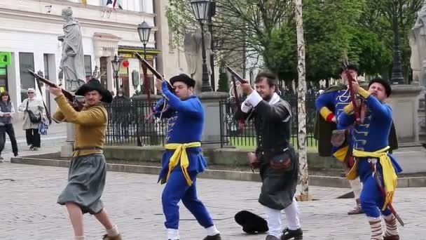 Kosice, Slovakia - May 08, 2016: Musketeers shooting at the city festival. — Stock Video