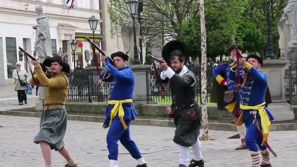 Kosice, Slovakia - May 08, 2016: Musketeers shooting at the city festival. Slow motion. — Stock Video