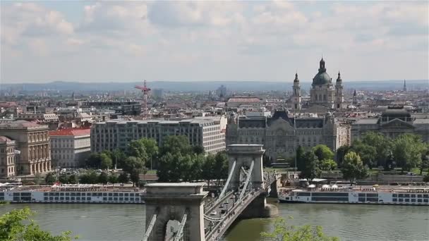Panorama Budapešti s Dunajem a budovy parlamentu, Maďarsko. — Stock video