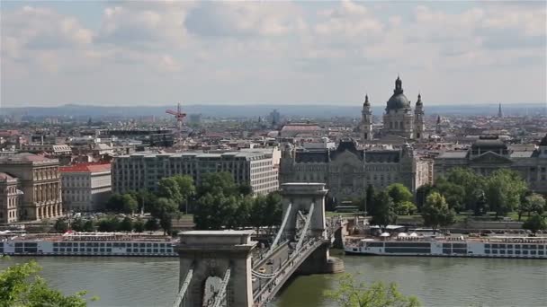 Panorama Budapešti s Dunajem a budovy parlamentu, Maďarsko. — Stock video