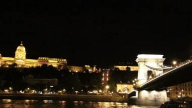 Yelken Tuna köprünün altında. Budapeşte. Macaristan.