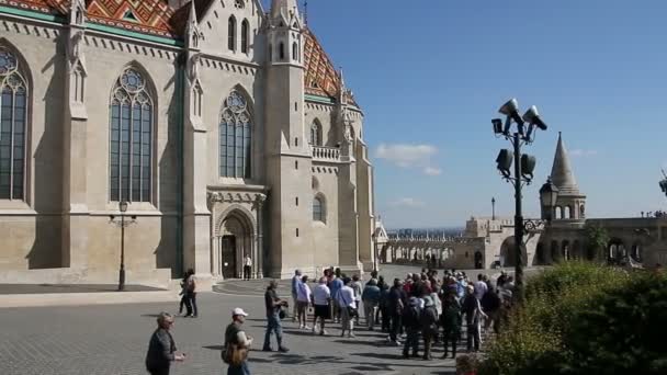 Budapest, Hongarije - 8 mei, 2016: de Matthias kerk, het Vissersbastion. — Stockvideo