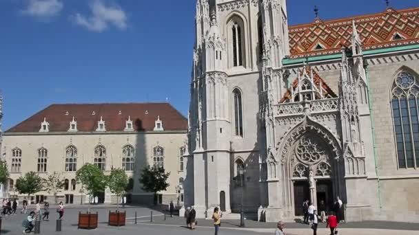 Βουδαπέστη, Ουγγαρία - 8 Μαΐου 2016: Ο Matthias εκκλησία, του Πύργου των ψαράδων. — Αρχείο Βίντεο