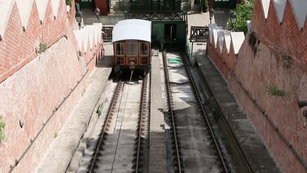 Budapest, Hungría - CIRCA Mayo, 2016: Funicular lleno de gente atraviesa una colina . — Vídeos de Stock