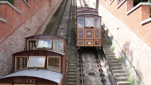 Budapeste, Hungria - CIRCA Maio, 2016: Dois funiculares passam um pelo outro — Vídeo de Stock