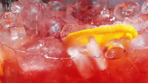 Bevanda rossa con limone e ghiaccio . — Video Stock