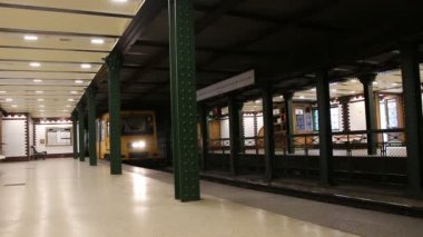 Budapeşte, Macaristan - 08 Mayıs. 2016: metro tren geldiğinde bir istasyonu Budapeşte '.
