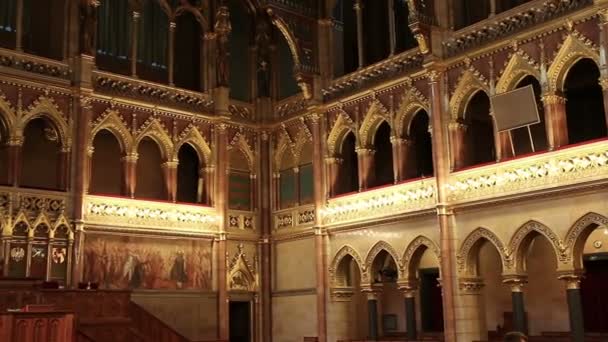 BUDAPEST, HUNGRÍA - 8 DE MAYO DE 2016: Vista interior del edificio del Parlamento . — Vídeo de stock