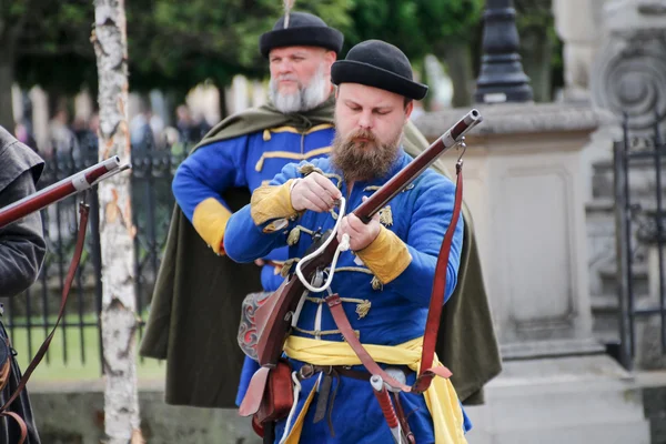 Kosice, Eslovaquia - 08 de mayo de 2016: Mosqueteros en el festival de la ciudad . —  Fotos de Stock