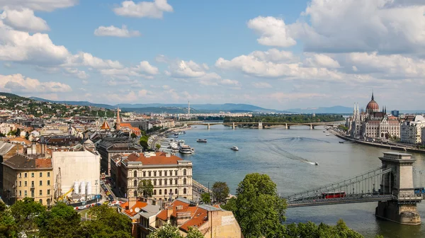 Panorama över Budapest med Donau och parlamentet, Ungern. — Stockfoto