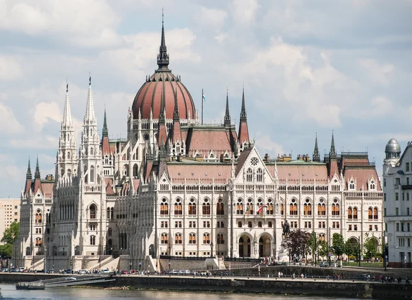 Panorama över Budapest med Donau och parlamentet, Ungern. — Stockfoto