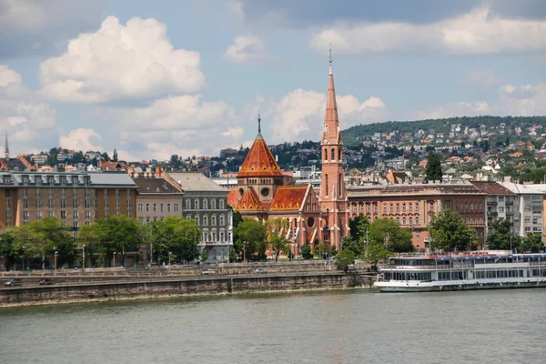 Budapest, Ungern. Vackra Danube vallen i sommar. — Stockfoto