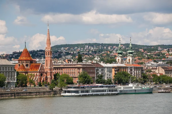 Budapest, Ungern. Vackra Danube vallen i sommar. — Stockfoto