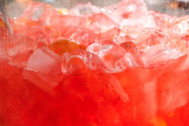 Arka plan buz ve limon ile kırmızı içecek.