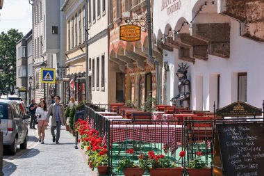 Budapeşte, Macaristan - 8 Mayıs, 2016: Budapeşte güzel eski sokaklar.