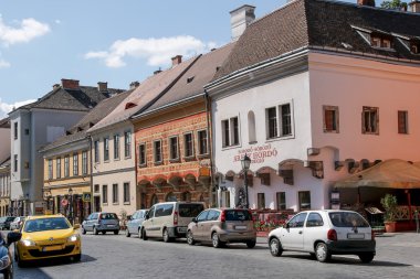 Budapeşte, Macaristan - 8 Mayıs, 2016: Budapeşte güzel eski sokaklar.