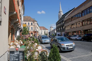 Budapeşte, Macaristan - 8 Mayıs, 2016: Budapeşte güzel eski sokaklar.