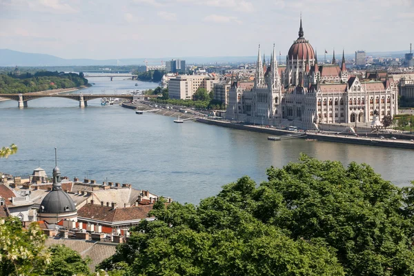 Tuna ve parlamentonun Macaristan Budapeşte Panoraması.