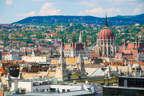 Sommaren Budapest. Panorama över staden och parlamentet i Budapest. Ungern. — Stockfoto