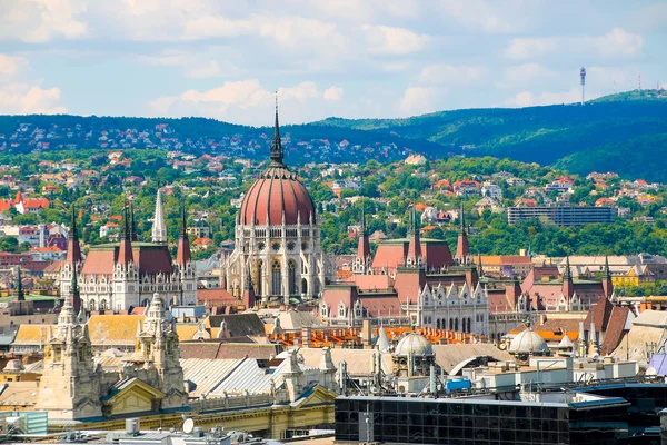 Sommaren Budapest. Panorama över staden och parlamentet i Budapest. Ungern. — Stockfoto