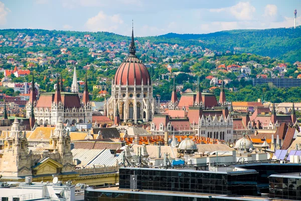 Sommaren Budapest. Panorama över staden och parlamentet i Budapest. Ungern. — Stockfoto