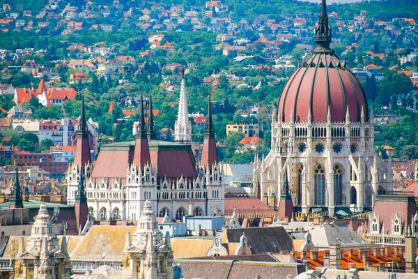 Sommaren Budapest. Panorama över staden och parlamentet i Budapest. Ungern. — Stockfoto