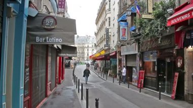 Paris, Fransa - 22 Mart 2016: Dar sokakları ve Paris Latin Quarter rahat kafe. Fransa