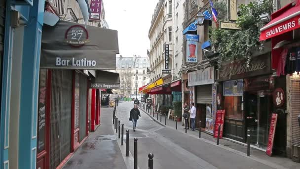 Paris, Frankrijk - 22 maart 2016: De smalle straatjes en gezellige cafés van het Quartier Latin van Parijs. Frankrijk — Stockvideo