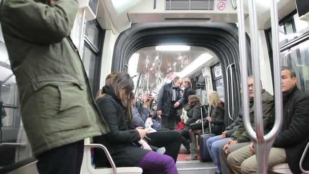 Paris, Frankrike - 22 mars 2016: inuti vagnen i Paris tunnelbana — Stockvideo