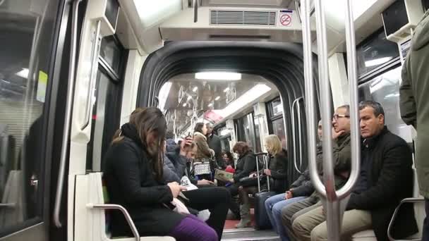 Paris, Frankreich - 22. März 2016: im Waggon der Pariser U-Bahn — Stockvideo