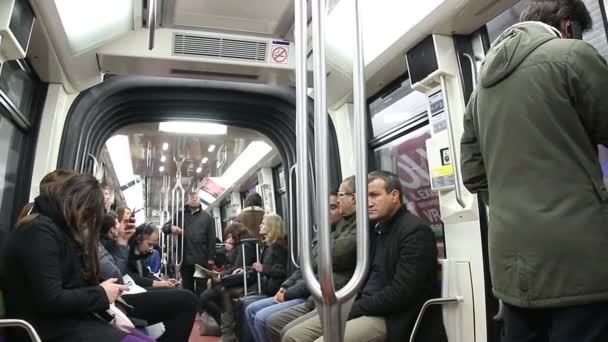 Paris, Frankrike - 22 mars 2016: inuti vagnen i Paris tunnelbana — Stockvideo