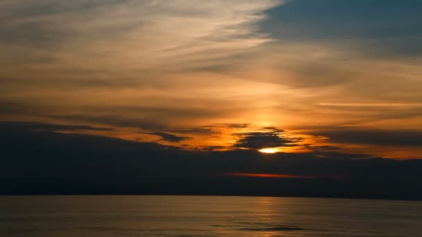 Zonsondergang boven de zee. 4 k. time-lapse. — Stockvideo