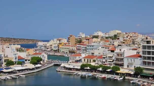 Girit Adası, Yunanistan - 23 Temmuz 2016: Agios Nikolaos. Panorama. Göl Voulismeni. — Stok video