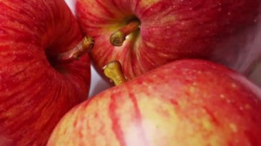 Kırmızı sulu elma yakın çekim döner. Makro.