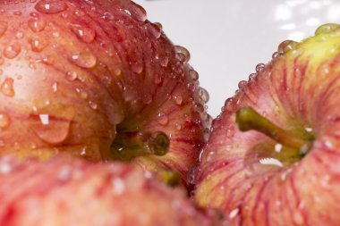 Kırmızı sulu elma suyu, damla yakın çekim. Makro.