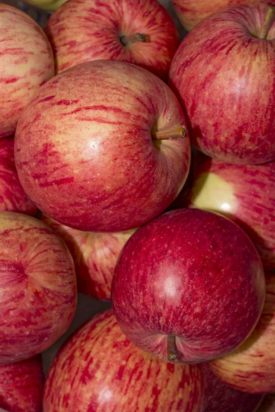 Κόκκινα μήλα ζουμερά γκρο πλαν περιστρεφόμενη. Μακροεντολή. — Φωτογραφία Αρχείου