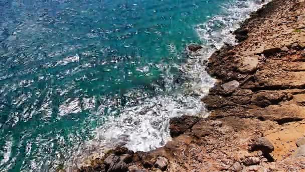 Vista superior da costa rochosa do Mar Mediterrâneo. Creta. Grécia . — Vídeo de Stock