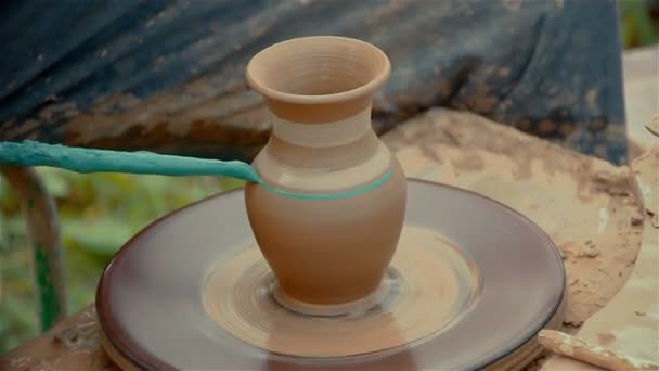 Mains formant un pot d'argile sur la roue de poterie . — Video