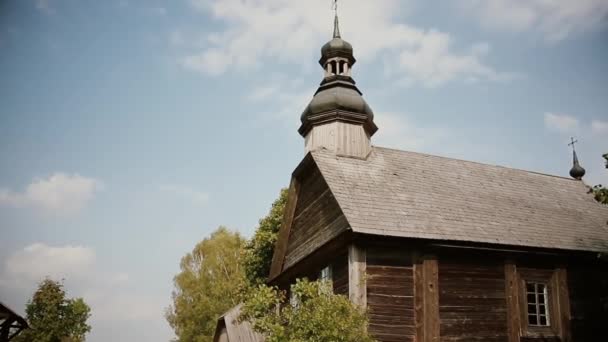 Vieille église orthodoxe en bois un jour d'été — Video