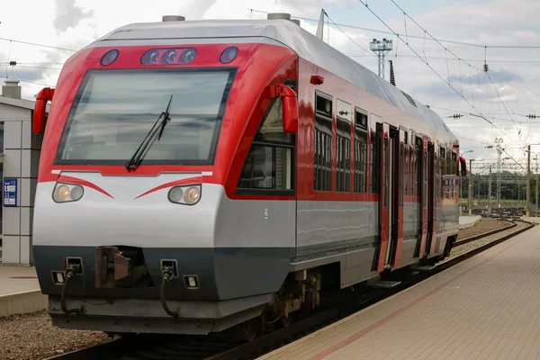 Röda tåget på stationenκόκκινο τρένο στο σταθμό — Stockfoto