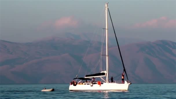 Jacht segelt in Küstennähe Griechenland. — Stockvideo