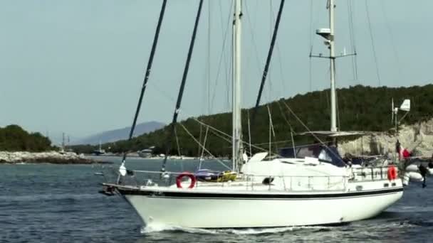 Jachtverhuur zeilen in de buurt van de oevers Griekenland — Stockvideo