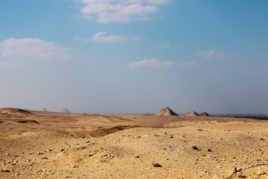 Saqqara çöl uzaktan piramitleri. Mısır