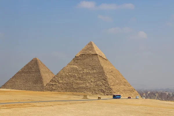 Pirámides en el fondo de El Cairo. Egipto — Foto de Stock