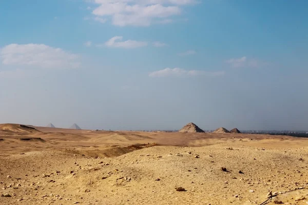 Desert at Saqqara pyramids in the distance. Egypt — Stock Photo, Image