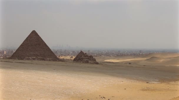 Pyramiden auf dem Hintergrund von Kairo. Übersicht von rechts nach links — Stockvideo