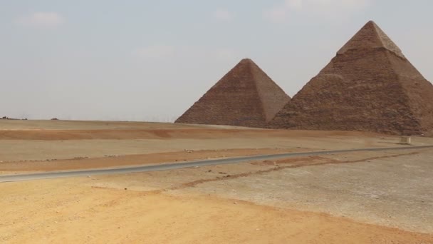 Pirámides en el fondo de El Cairo. Vista general de izquierda a derecha . — Vídeos de Stock