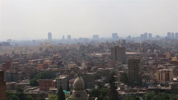 Sweeping views across Cairo from the Citadel. Mosque of Sultan Hassan. — Stock Video
